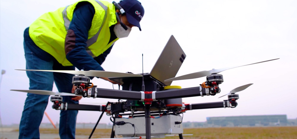 Técnico especializado preparando una operación UAS